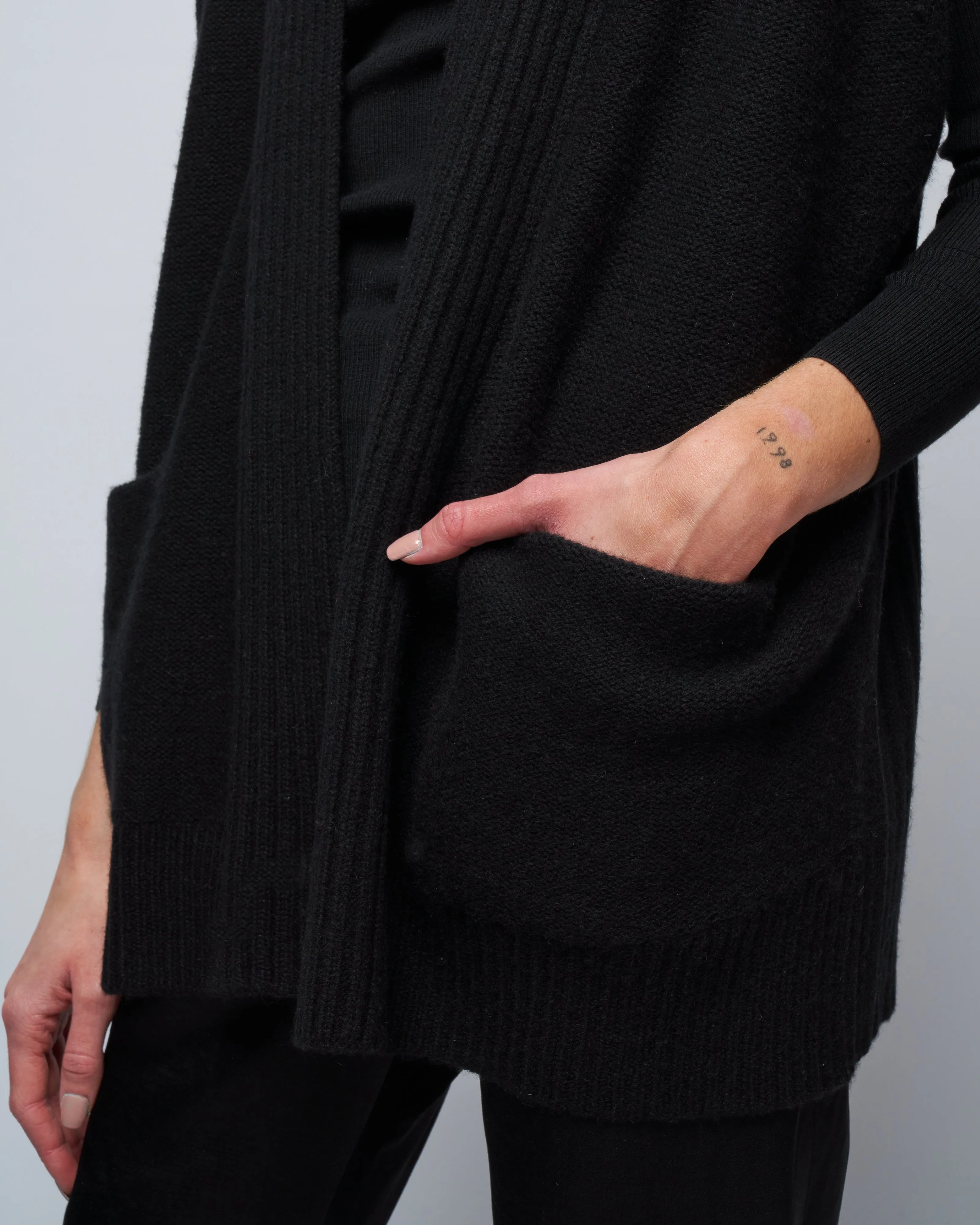 nian shrug- cashmere - black