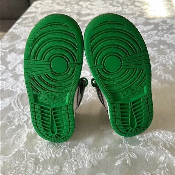 Nike Air Jordan EUC Black, Green &amp; white High-Top Sneakers size 9C