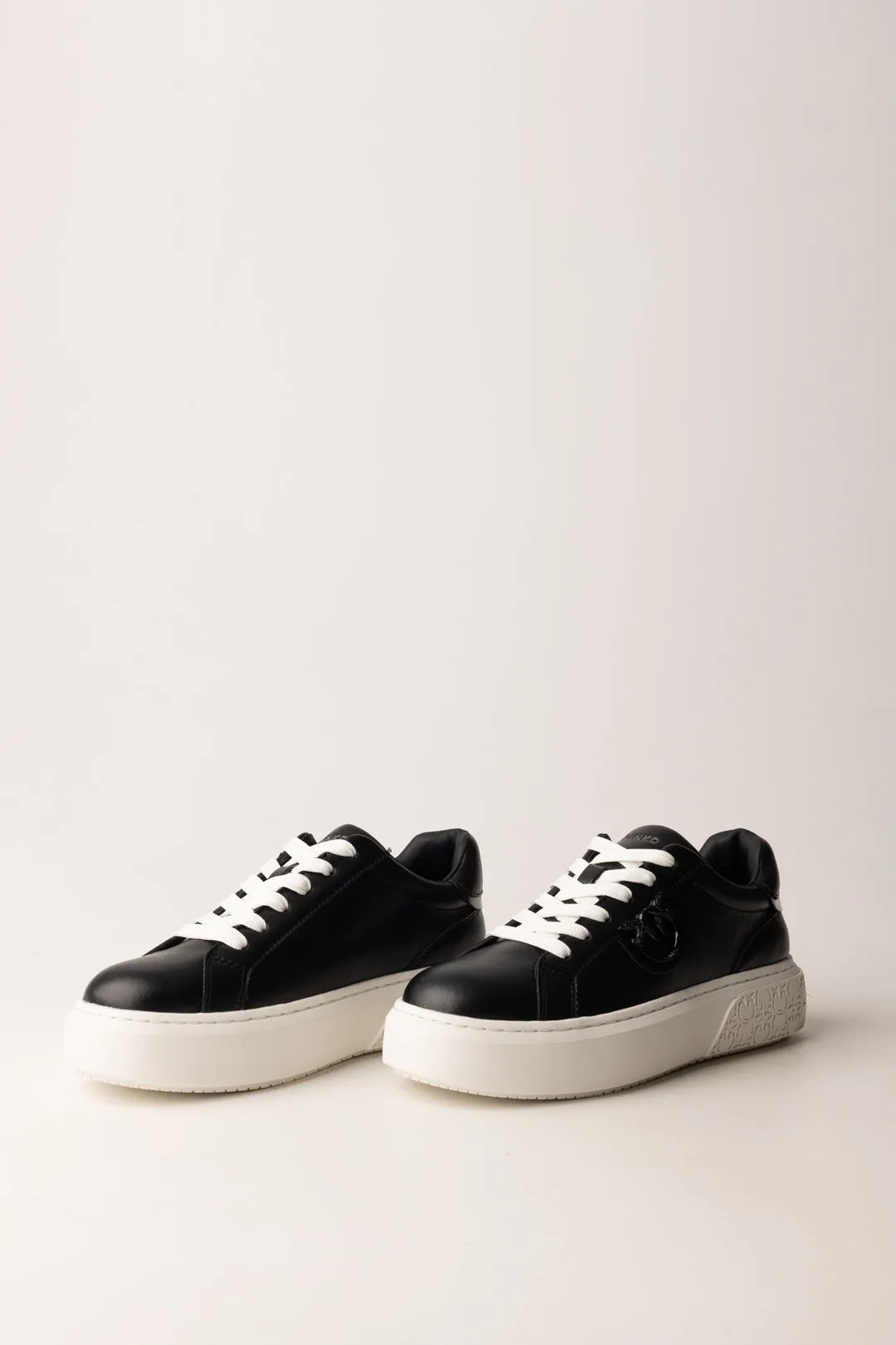 Sneakers con Dettagli Logo